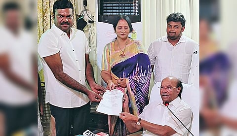 பாமக மாநில இளைஞர் சங்கத் தலைவராக 2-வது முறையாக தமிழ்குமரனை கடந்த அக்டோபர் மாதம் நியமித்து ஆணை வழங்கிய நிறுவனர் ராமதாஸ்.&nbsp; (கோப்பு படம்)