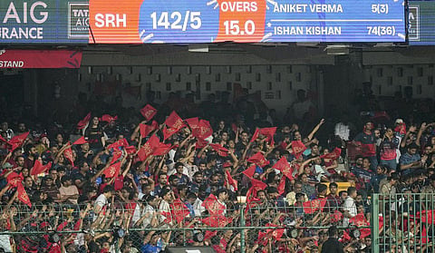 சிறுவர்கள் மூலம் RCB vs SRH ஐபிஎல் போட்டியில் மொபைல் போன்கள் திருட்டு