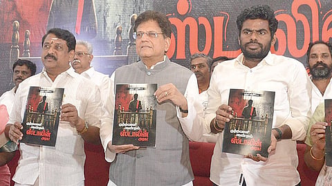 ‘குற்றப்பத்திரிகை, குற்றவாளி கூண்டில் ஸ்டாலின் அரசு’ என்ற பெயரில் சட்டம் ஒழுங்கு சீர்கேடு தொடர்பான குற்றச்சாட்டுகளை பியூஷ்  கோயல், பாஜக அலுவலகமான கமலாலயத்தில் வெளியிட்டார். உடன் மாநில தலைவர் நயினார் நாகேந்திரன், அண்ணாமலை உள்ளிட்டோர்.