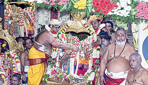 மதுரை திருப்பரங்குன்றம் சுப்பிரமணிய சுவாமி கோயில் பங்குனித் திருவிழாவின் 12-ம் நாளான நேற்று திருக்கல்யாணம் நடைபெற்றது. இதில் மீனாட்சி அம்மன்  பிரியாவிடை சுந்தரேசுவரர் பங்கேற்றனர். (உள்படம்) திருக்கல்யாண அலங்காரத்தில் சுப்பிரமணிய சுவாமி தெய்வானை அம்மன் அருள்பாலித்தனர்.