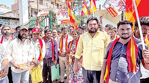 நிர்வாகிகள், தொண்டர்களுடன் சென்று வாக்கு சேகரிப்பில் ஈடுபட்ட தவெக வேட்பாளர் ஜி.பாலமுருகன்.