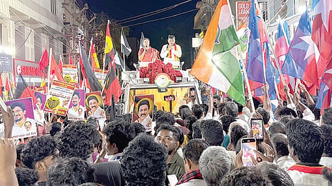 தேமுதிக வேட்பாளர் அனகை முருகேசனை  ஆதரித்து பல்லாவரத்தில் பிரேமலதா விஜயகாந்த் பிரச்சாரம் செய்தபோது.