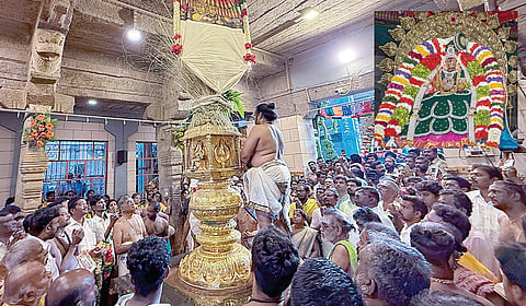 சமயபுரம் மாரியம்மன் கோயில் சித்திரை பெருந்திருவிழாவின் தொடக்கமாக நேற்று நடைபெற்ற கொடியேற்றம். (உள்படம்) சிறப்பு அலங்காரத்தில் சமயபுரம் மாரியம்மன்.  படங்கள்: ர.செல்வமுத்துகுமார்   