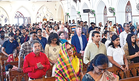 ஈஸ்டர் திருநாளை முன்னிட்டு, சென்னை சாந்தோம் தேவாலயத்தில் நேற்று நடைபெற்ற சிறப்பு பிரார்த்தனையில் பங்கேற்ற கிறிஸ்தவர்கள். | படம்: எஸ்.சத்தியசீலன் |