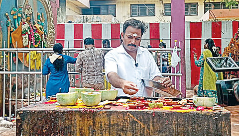 மதுரை தத்தனேரி சுடுகாட்டு காளி கோயிலில் சிறப்பு பூஜை செய்த சுயேச்சை வேட்பாளர் சங்கரபாண்டி.