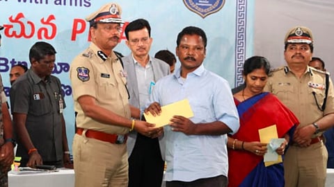 சரண் அடைந்​த கொரில்லா பிரி​வின் கமாண்​டர் பர்ஸா தேவா