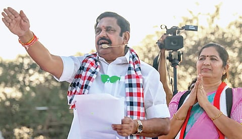 ஏற்காடு சட்டப்பேரவை தொகுதியில் போட்டியிடும் அதிமுக வேட்பாளர் உஷாராணியை ஆதரித்து வாழப்பாடியில், பிரச்சாரத்தில் ஈடுபட்ட அதிமுக பொதுச் செயலாளர் பழனிசாமி. 