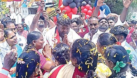 வண்டலூர் பகுதியில் தீவிர வாக்கு சேகரிப்பில் ஈடுபட்ட திமுக வேட்பாளர் எம்.கே.டி.கார்த்திக் தண்டபாணி  