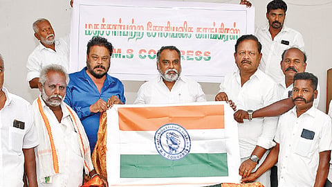 மதுரையில் புதிய கட்சிக் கொடியை அறிமுகப்படுத்திய மகாத்மா சீனிவாசன் மற்றும் நிர்வாகிகள். 