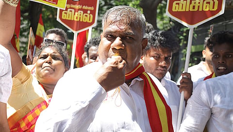 தவெக சின்னமான விசிலை ஊதி பிரச்சாரம் செய்த வேட்பாளர் புஸ்சி ஆனந்த். 