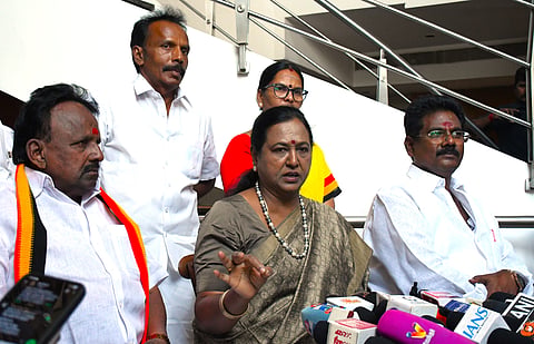சேலத்தில் செய்தியாளர்களுக்கு பேட்டியளித்த தேமுதிக பொதுச்செயலாளர் பிரேமலதா. உடன் சேலம் மேற்கு தொகுதி தேமுதிக வேட்பாளர் மோகன்ராஜ் உள்ளிட்டோர். 
