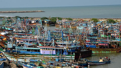 தமிழக, காரைக்கால் மீனவர்கள் 12 பேர் கைது