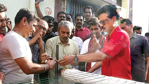 பரமக்குடியில் நெசவாளர்களுடன் இணைந்து  பாவு பிரிக்கும் முதல்வர் மு.க.ஸ்டாலின்.