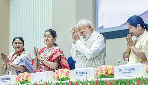 டெல்லியில் நேற்று நடைபெற்ற ‘நாரி சக்தி வந்தன்’ மாநாட்டில் பிரதமர் நரேந்திர மோடி பங்கேற்றார். உடன் டெல்லி முதல்வர் ரேகா குப்தா, மத்திய அமைச்சர் அன்னபூர்ணா தேவி உள்ளிட்டோர் உள்ளனர்.படம்: பிடிஐ
