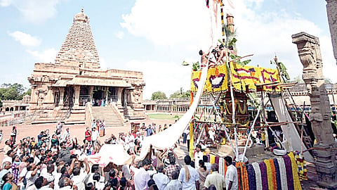 தஞ்​சாவூர்​ பெரிய கோயி​லில்​ நேற்​று நடை​பெற்​ற சித்​திரை பெருவிழா கொடியேற்றம்.