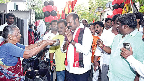 அசோக் நகர் பகுதியில் நேற்று தேர்தல் பிரச்சாரத்தில் ஈடுபட்ட தி.நகர் தொகுதி  திமுக வேட்பாளர் ராஜா அன்பழகனுக்கு ஆரத்தி எடுத்து உற்சாக வரவேற்பு அளிக்கப்பட்டது.