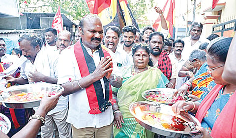மயிலாப்பூரில் வீடு வீடாக சென்று வாக்கு சேகரிப்பில்  ஈடுபட்ட திமுக வேட்பாளர் த.வேலு. | படம்: எல்.சீனிவாசன் |