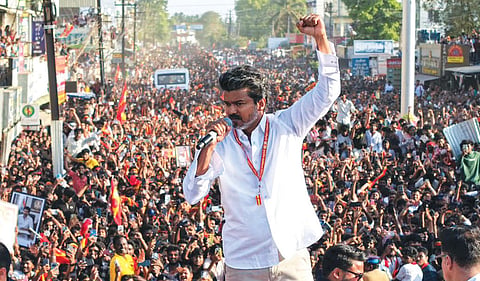 திருப்பூர் மாவட்டம் பெருமாநல்லூர் நால்ரோட்டில் தவெக வேட்பாளர்களை ஆதரித்து, பிரச்சார வாகனத்தின் மீது நின்று பேசிய விஜய்.