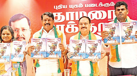 சென்னையில் மத்திய அமைச்சர்  ஜே பி நட்டா தமிழக பாஜக தேர்தல்&nbsp;அறிக்கையை வெளியிட்டார். உடன் தமிழக பாஜக மாநில தலைவர்  நயினார் நாகேந்திரன், தமிழிசை சௌந்தரராஜன், அண்ணாமலை. படம்: ம.பிரபு