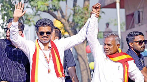 சென்னையில் விஜய் சாலை வலம்: எழும்பூரில் பிரச்சாரம் ரத்தானதால் தொண்டர்கள் ஏமாற்றம்