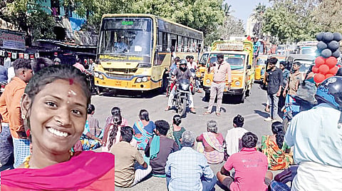 உத்​தமர்​கோ​விலில்​ திருச்​சி-சேலம்​ சாலை​யில்​ மறியலில்​ ஈடு​பட்​ட சிந்​துஜா​வின்​ உறவினர்​கள். (உள்படம்)&nbsp;சிந்​துஜா