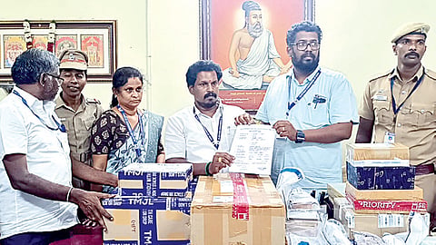 உரிய ஆவணங்கள் இல்லாததால் கோவையில் பறிமுதல் செய்யப்பட்ட தங்க, வைர நகைகள். 
