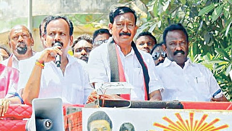 கும்​மிடிப்​பூண்டி தொகு​தி​யில், வாக​னத்​தில் வீதிதோறும் சென்று வாக்கு சேகரிப்​பில் ஈடு​பட்​டுள்ள திமுக வேட்​பாளர் டி.ஜெ.கோ​விந்​த​ராஜன்.