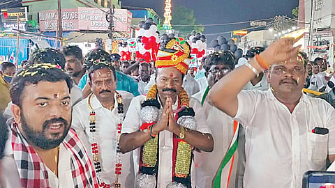 தாம்பரத்தில் அதிமுக வேட்பாளர் சிட்ல​பாக்கம் ச.ராஜேந்​திரனுக்கு உற்சாக வரவேற்பு அளிக்கப்பட்டது. 