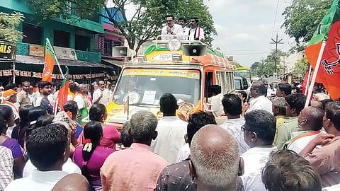 விருதுநகர் பாண்டியன் நகரில் அதிமுக வேட்பாளர் வி.ஜி.கணேசனை ஆதரித்து பிரச்சாரம் செய்த நடிகரும் பாஜக தேசிய பொதுக்குழு உறுப்பினருமான சரத்குமார்.