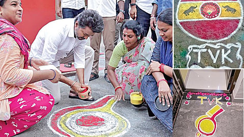 வாசல் தோறும் ‘விசில்' சின்னம்: ட்ரெண்டாகும் விஜய்யின் கோல வியூகம்