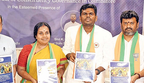 கோவை தெற்கு தொகுதியில் வானதி சீனிவாசன் எம்எல்ஏ செய்த பணிகள் குறித்த ஆய்வறிக்கை வெளியீட்டு நிகழ்வு கணபதியில் நேற்று நடந்தது. நிகழ்வில் பங்கேற்ற பாஜக மாநில முன்னாள் தலைவர் அண்ணாமலை, கோவை வடக்கு பாஜக வேட்பாளர் வானதிசீனிவாசன் உள்ளிட்டோர்.