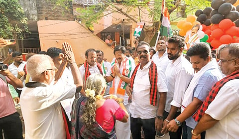 வேளச்சேரியில் வீதி வீதியாகச் சென்று வாக்கு சேகரித்த காங்கிரஸ் வேட்பாளர் அசன் மவுலானா.