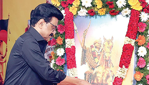 தீரன் சின்னமலை பிறந்தநாளை முன்னிட்டு, அண்ணா அறிவாலயத்தில், அவரது படத்துக்கு முதல்வர் மு.க.ஸ்டாலின் மலர்தூவி மரியாதை செலுத்தினார்.
