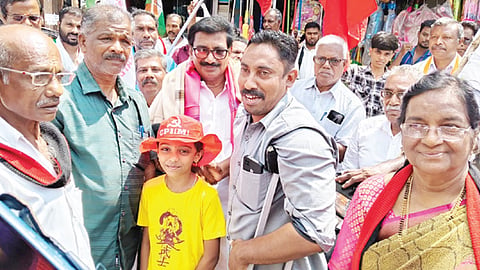 மார்க்சிஸ்ட் கம்யூனிஸ்ட் கட்சி வேட்பாளர் செல்லசுவாமி வாக்கு சேகரித்தார்.