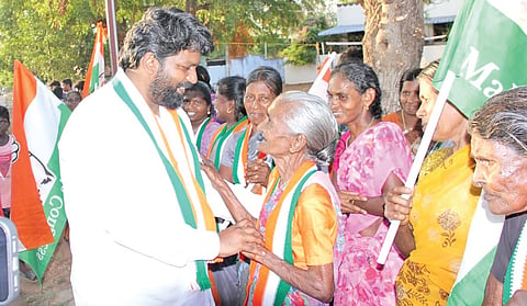 ஸ்ரீவைகுண்டம் தொகுதியில் தீவிர வாக்கு சேகரிப்பில் ஈடுபட்டுள்ள காங்கிரஸ் வேட்பாளர் ஊர்வசி எஸ்.அமிர்தராஜ்.