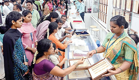 அட்சய திருதியை தினத்தை முன்னிட்டு, சென்னை தி.நகரில் உள்ள நகைக் கடையில் நகைகள் வாங்க குவிந்த வாடிக்கையாளர்கள் கூட்டம்.படம்: எஸ்.சத்தியசீலன்