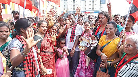 படம்: சோளிங்கநல்லூர் தொகுதியில் வாக்கு சேகரிப்பில் ஈடுபட்ட திமுக வேட்பாளர் அரவிந்த் ரமேஷ்.