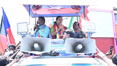 விருத்தாசலம் தொகுதியில் போட்​டியிடும் தேமு​திக பொதுச்​செய​லா​ளர் பிரேமலதாவுக்கு திருமாவளவன் நேற்று வாக்கு சேகரித்​தார்​.