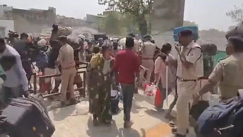 எரிவாயு பற்றாக்குறையால் வேலையிழப்பு: சூரத்திலிருந்து  உ.பி, பிஹார் திரும்பும் தொழிலாளர்கள்