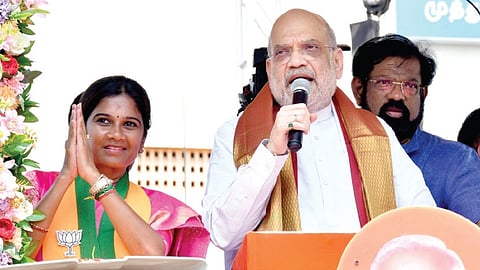 ஈரோடு மாவட்​டம் சிவகிரி​யில் மொடக்​குறிச்சி பாஜக வேட்​பாளரை ஆதரித்து பேசிய மத்​திய உள்​துறை அமைச்​சர் அமித்ஷா. உடன்​, வேட்​பாளர்​ கிருத்​தி​கா உட்​பட பலர்.