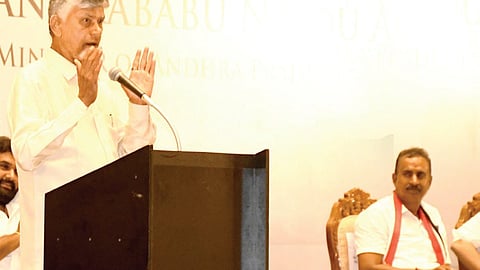 கோவை​யில் நேற்று நடந்த நிகழ்ச்​சி​யில் பேசிய ஆந்​திர முதல்வர்&nbsp;சந்​திர​பாபு​ நா​யுடு. உடன், முன்​னாள்​ அமைச்​சர்​ எஸ்​.பி.வேலுமணி. படம்​: ஜெ.மனோகரன்