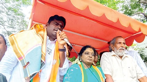தமிழிசைக்கு ஆதரவு கோரி பிரச்சாரம் செய்த அண்ணாமலை.  படம்: எல் சீனிவாசன்