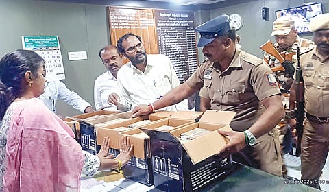 குன்னம் தொகுதியில் பறிமுதல் செய்யப்பட்ட ரூ.2.44 கோடி பணத்தை பெரம்பலூர் கோட்டாட்சியர் அனிதாவிடம் ஒப்படைத்த தேர்தல் பறக்கும் படையினர். 