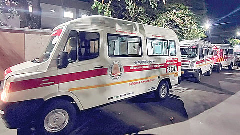 பட்​டாசு ஆலை வெடி விபத்​தில் உயி​ரிழந்​தோர் உடல்​களைக் கொண்​டு​சென்ற வாக​னங்​கள். 