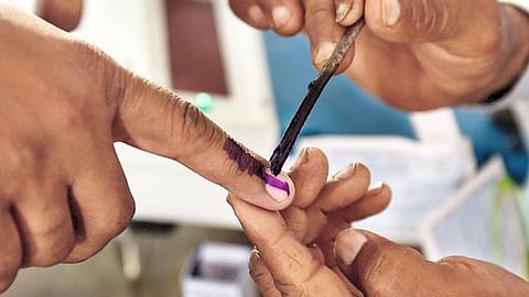 சட்டப்பேரவை தேர்தலில் வாக்களிப்பதற்காக வெளிநாடுகளில் இருந்து தமிழகம் திரும்பும் மக்கள்