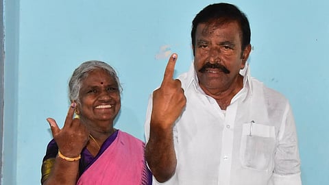 திருச்சி தில்லைநகர் மக்கள் மன்றத்தில் தனது மனைவி சாந்தாவுடன் வாக்களித்த அமைச்சர் கே.என்.நேரு. 