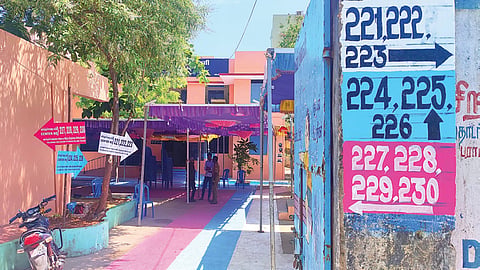 சேப்பாக்கம்-திருவல்லிக்கேணி தொகுதி, ராம்நகர் மாநகராட்சி நடுநிலைப் பள்ளியில் ஒரே அமைவிடத்தில் 10 வாக்குச்சாவடிகள் அமைக்கப்பட்டுள்ளதால், பொதுமக்கள் எளிதாக வாக்குச்சாவடியை அறிந்து செல்ல இளஞ்சிவப்பு, நீளம், வெள்ளை நிற பட்டிகளில் வாக்குச்சாவடி எண்களை குறிப்பிட்டு, அந்த வாக்குச்சாவடிகளுக்கு செல்ல தரையில் அதே நிறம் பூசி வைக்கப்பட்டுள்ளன. | படம்: ச.கார்த்திகேயன் |