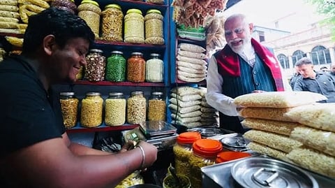 பிரதமர் மோடி கொடுத்த 10 ரூபாயை ரூ.1.11 லட்சத்துக்கு வாங்க பலர் ஆர்வம்