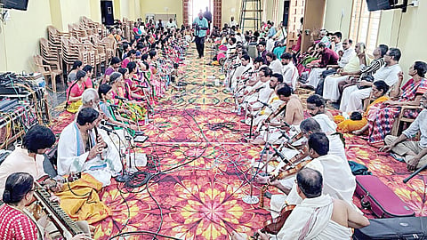 திருவாரூரில் நேற்று நிறைவடைந்த சங்கீத மும்மூர்த்திகள் ஜெயந்தி இசை விழாவில் தியாகப்ரும்மத்தின் பஞ்சரத்ன கீர்த்தனையை இசைத்த இசைக் கலைஞர்கள். 