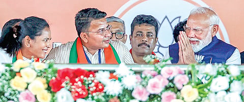 மேற்குவங்கத்தின் அராம்பாக் நகரில் நேற்று நடந்த பாஜக பிரச்சார கூட்டத்தில் பிரதமர் மோடி பங்கேற்றார். படம்: பிடிஐ